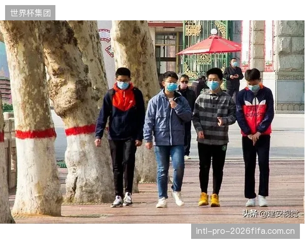 追求脚感的“多密度”分区发泡设计，在材料粘合界面处常常会形成气体阻滞层，反而牺牲了整体的透气效率